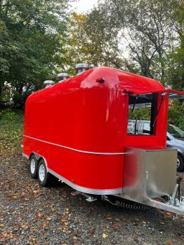 Glanzvoller Gastronomiecharakter in Rubinrot. Dieser Airstream hat eine Edelstahlausstattung, die sich manche wünschen würden.Die Länge misst 4.50 Meter - ohne Deichsel, Sonderausstattung